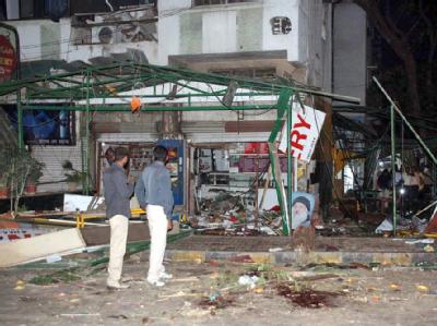 Einheimische stehen vor dem zerstörten Lokal mit dem Namen Anschlag auf Szene-Café in Pune