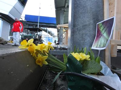 Jemand hat Blumen an der Stelle niedergelegt, an der Nodar Kumaritaschwili gestorben ist. Blumen für Kumaritaschwili