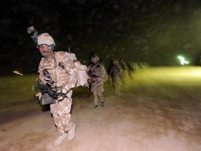 Großoffensive gegen Taliban: Britische Einheiten auf dem Weg zu einem Helikopter. Abmarsch