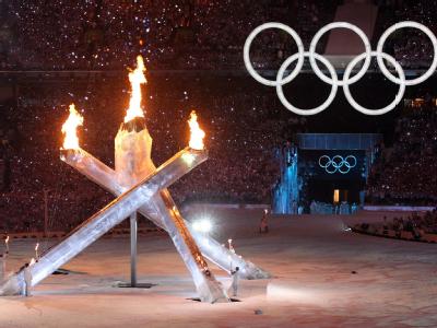 Das olympische Feuer brennt im Stadion von Vancouver. Angezündet