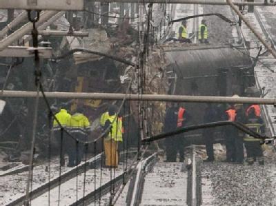 Helfer versuchen siech ein Bild vom Ausmaß der Zerstörung zu machen. Unglück