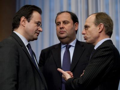Besprechung in Brüssel: der griechische Finanzminister Papakonstantinou (L), Luxembourgs Finanzchef Friedenund ihr österreichischer Kollege Proell. Euro-Finanzchefs