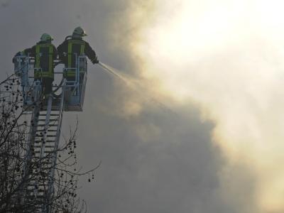 Schwierige Löscharbeiten: Die winterlichen Temperaturen sorgten in Apolda für gefrorene Löschschläuche. Brand in Apolda - Sechs Häuser ausgebrannt