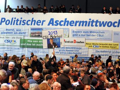 Mit mehreren tausend Besuchern veranstaltet die CSU in Niederbayern die größte Aschermittwoch-Kundgebung. Politischer Aschermittwoch - CSU
