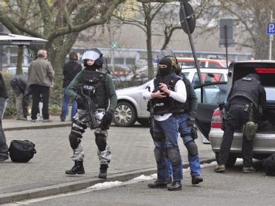 Spezialkräfte der Polizei vor der Berufsschule in Ludwigshafen. Spezialkräfte in Ludwigshafen