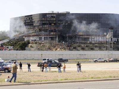 Ein Bürohochhaus im texanischen Austin wurde durch ein Kleinflugzeug stark beschädigt. Kleinflugzeug rast in US-Bürohaus