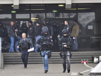 Beamte eines Sondereinsatzkommando (SEK) kommen aus einer Berufsschule in Ludwigshafen (Archivbild). Ein Lehrer wurde hier getötet. SEK-Einsatz