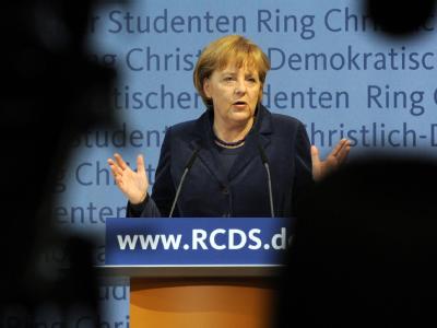 Bundeskanzlerin Merkel mahnt zur Mäßigung in der Sozialstaatsdebatte. Angela Merkel