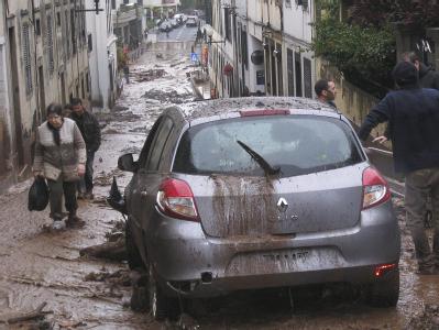Die Straßen der Hauptstadt Funchal sind mit Schlamm bedeckt. Funchal