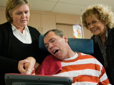 Rom Houben mit seiner Sprachtherapeutin Linda Wouters (l.) und seiner Mutter Josephine Nicolaas Houben im Heusden-Zolder Hospital in Belgien (Archivfoto vom 25.11.2009). Wachkoma-Patient