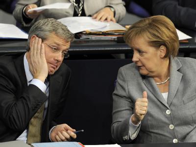 Das hat gesessen: Bundeskanzlerin Merkel distanziert sich von den Atom-Plänen des Bundesumweltministers Norbert Röttgen. Merkel und Röttgen