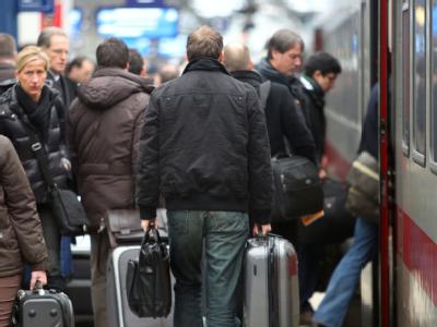 Bahnreisende drängen sich in Köln auf dem Bahnsteig des Hauptbahnhofs. Bahnreisende in Köln