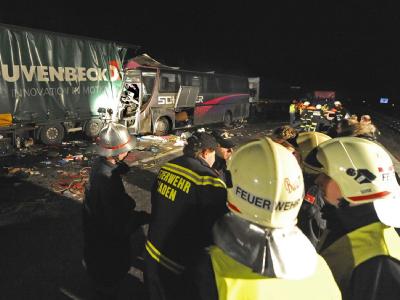 Rettungseinheiten während der Bergungsarbeiten an der Unglücksstelle. Bergung