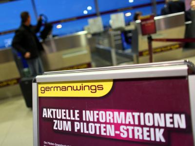 Informationsschilder zum Pilotenstreik des Billigfliegers Germanwings stehen in Köln vor den Schaltern. Pilotenstreik - Köln - Germanwings