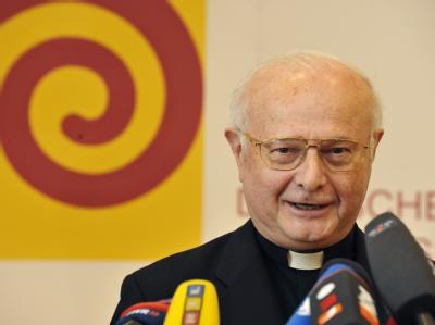 Der Vorsitzende der Deutschen Bischofskonferenz, Erzbischof Robert Zollitsch, spricht in Freiburg bei einer Pressekonferenz. Robert Zollitsch