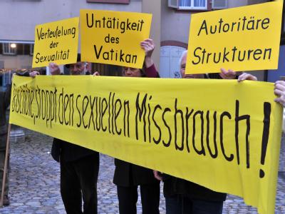Mitglieder der katholischen Laienbewegung «Wir sind Kirche» halten vor dem Münster in Freiburg eine Mahnwache. Mahnwache
