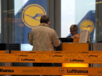Nur wenige Passagiere der Lufthansa probieren in Düsseldorf einzuchecken. Pilotenstreik