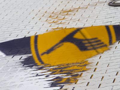 Das Logo der Lufthansa spiegelt sich am Montag am Eingang zur Lufthansa-Basis auf dem Flughafen in Frankfurt am Main in einer Pfütze. Pilotenstreik