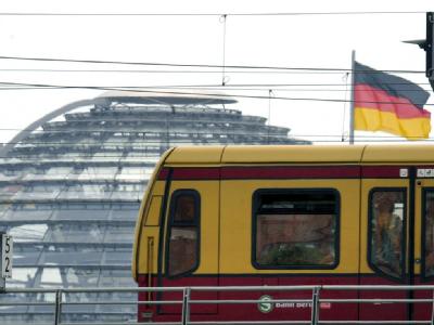 Als Konsequenz aus der Pannenserie bei der Berliner S-Bahn wird die Sparte im Mutterkonzern Deutsche Bahn neu organisiert (Archivbild). Deutsche Bahn ordnet S-Bahnen neu
