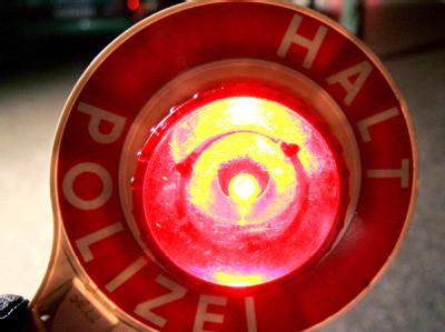 Mit einer Polizeikelle werde bei einer Alkoholkontrolle Autofahrer in eine Polizeikontrolle gewunken (Archivbild). Kontrolle