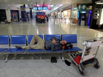 Flüge gestrichen: Ein gestrandeter Passagier im Flughafen von Athen. Flüge gestrichen