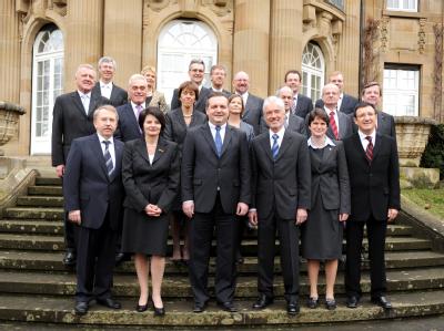 Gruppenfoto: Das Kabinett der baden-württembergischen CDU/FDP-Landesregierung. Kabinett in Baden-Württemberg