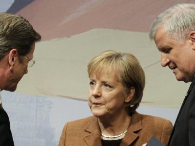 Wie geht es weiter mit der Koalition der Parteichefs Guido Westerwelle (FDP), Angela Merkel (CDU) und Horst Seehofer (CSU)? (Archivbild) Schicksalsjahr für Union und FDP