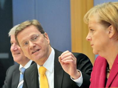 Der CSU-Vorsitzende Horst Seehofer (l-r), der FDP-Vorsitzende Guido Westerwelle (l) und Bundeskanzlerin Angela Merkel (CDU) am 24.10.2009 bei einer Pressekonferenz. Koalition