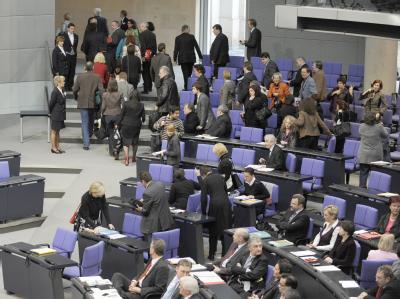Die Mitglieder der Linksfraktion verlassen während der Bundestagsdebatte den Plenarsaal. Ausschluss