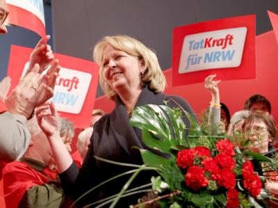 Die NRW-Landesvorsitzende der SPD, Hannelore Kraft, nimmt Glückwünsche zur ihrer Wiederwahl entgegen. Kraft