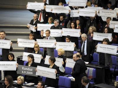 Protest der Linksfraktion: Die Abgeordneten zeigen Plakate mit den Namen der beim Angriff auf zwei Tanklastzüge getöteten Personen in Kundus. Bundestag