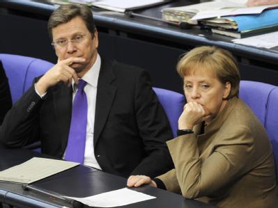 Wenig begeistert verfolgen Außenminister Westerwelle und Kanzlerin Merkel die Aktion der Linksfraktion. Westerwelle und Merkel