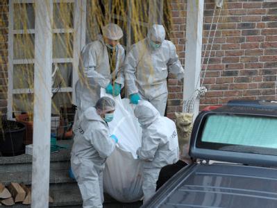 Beamte der Spurensicherung bergen die Opfer der Familientragödie in Sinsheim. Familiendrama in Sinsheim