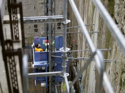 Bauarbeiter inspizieren die gefährdete U-Bahn-Baustelle am Heumarkt in Köln. U-Bahn-Baustelle am Heumarkt