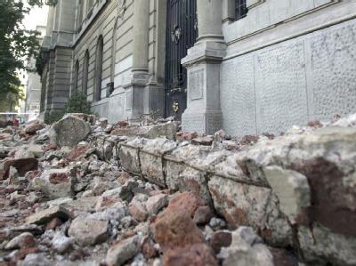 In Santiago de Chile wurden Teile der Altstadt in Trümmer gelegt. Dem GeoForschungsZentrum GFZ zufolge muss mit zum Teil schweren Nachbeben gerechnet werden. Schäden in Santiago de Chile