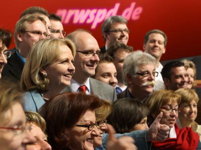 Die Spitzenkandidatin der SPD für die Landtagswahl, Hannelore Kraft (Mitte links), stellt sich auf dem Landesparteitag mit weiteren Kandidaten der Landesliste zum Gruppenfoto . Landesparteitag der NRW-SPD