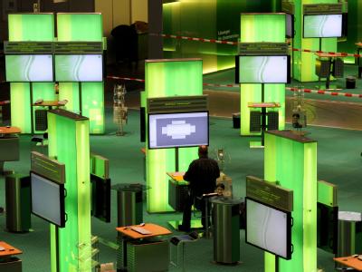 Mitarbeiter der Firma Datev arbeiten aauf dem Messegelände in Hannover auf ihrem CeBIT-Stand. CeBIT 2010 - Aufbau