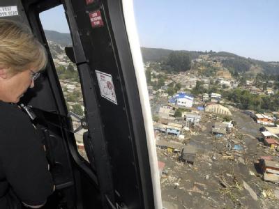 Die chilenische Präsidentin Michelle Bachelet fliegt mit dem Helikopter über die zerstörte Stadt Concepción. (Foto: Chilenisches Präsidentenbüro) Erdbeben in Chile