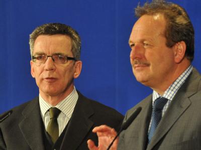 Bundesinnenminister Thomas de Maizière (l) und Verdi Chef Frank Bsirske geben in Potsdam das Ergebnis der Tarifverhandlungen bekannt. Thomas de Maizière und Frank Bsirske