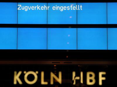 Auf einen Hinweisschild im Hauptbahnhof in Köln steht Zugverkehr eingestellt. Gesamter Zugverkehr in NRW eingestellt