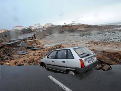 Zerstörte Küstenstraße bei L'Aguillon sur Mer in Frankreich Zerstörte Küstenstraße