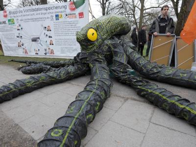 Eine von Protestierenden aufgebaute sogenannte Datenkrake liegt vor der Urteilsverkündung über die Vorratsdatenspeicherung vor dem Bundesverfassungsgericht in Karlsruhe. Datenkrake