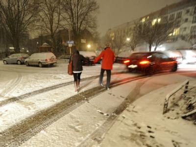 Die Rückkehr des Winters mit erneutem Schneefall hat am Abend in Hamburg zahlreiche Autofahrer und Passanten ins Rutschen gebracht. Erneuter Schneefall in Hamburg