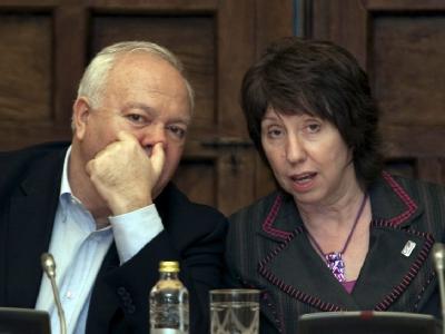 Der spanische Außenminister Miguel Angel Moratinos spricht mit der EU-Außenbeauftragten Catherine Ashton. Moratinos und Ashton