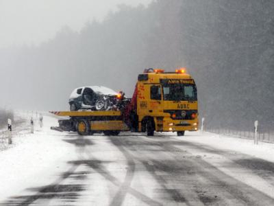 Ein Abschleppwagen transportiert nahe Neustadt an der Donau ein beschädigtes Fahrzeug ab. Abschleppwagen