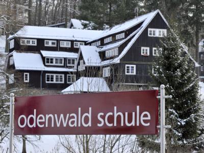 Das Schild der Odenwaldschule im hessischen Ober-Hambach. An der einst als pädagogisches Vorzeigeprojekt konzipierten Lehranstalt soll es in der Vergangenheit zu massivem sexuellen Mißbrauch von Schülern durch Lehrer gekommen sein. Odenwaldschule in Ober-Hambach