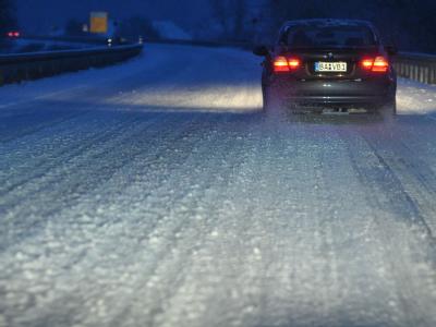 Schneebedeckte Bundesstraße bei Bamberg. Heftige Schneefälle haben weite Teile Deutschlands erneut in ein Verkehrs-Chaos gestürzt. Schneebedeckte Bundesstraße