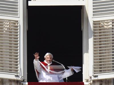 Papst Benedikt XVI. beim Angelusgebet: Der Druck auf den Vatikan, sich zu den Missbrauchsfällen zu äußern, wächst. Papst Benedikt XVI.