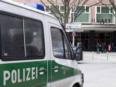 Ein Einsatzfahrzeug der Polizei vor dem Hotel Hyatt in Berlin. Raubüberfall auf Poker-Turnier