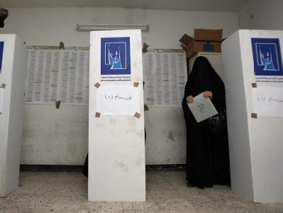 Eine Irakerin verlässt die Wahl-Box nach der Stimmabgabe. Parlamentswahlen im Irak